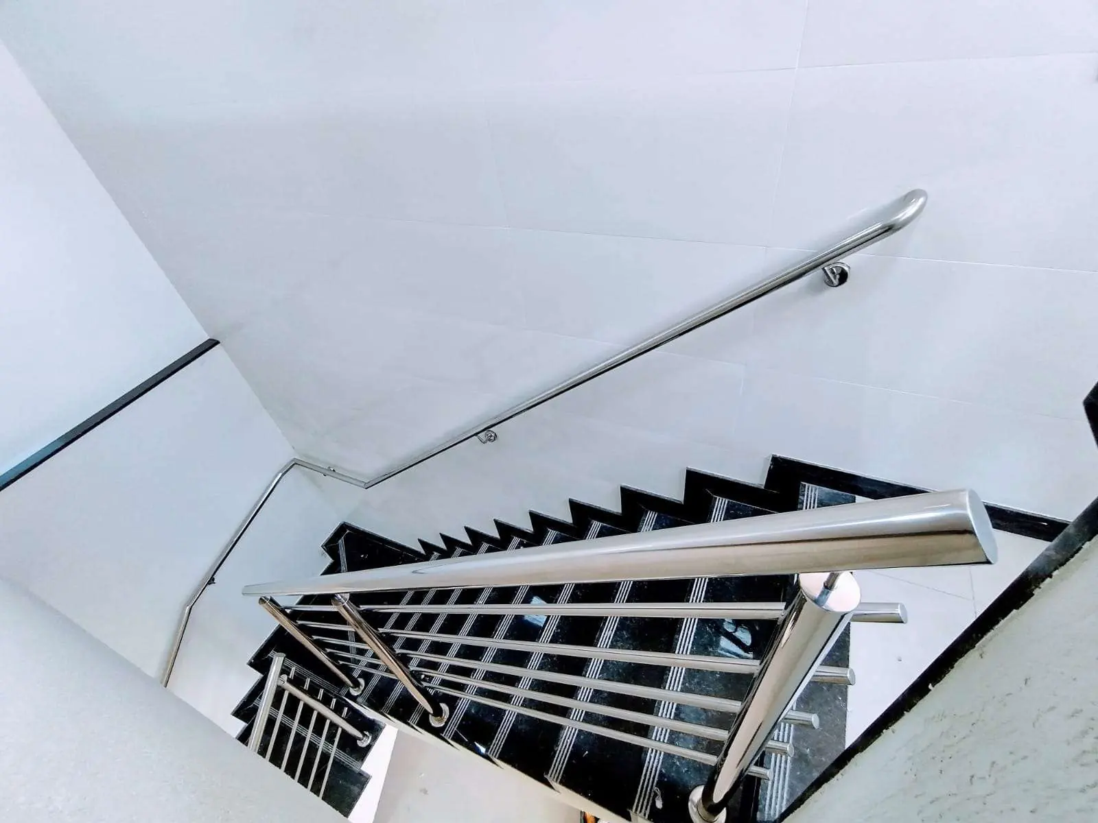 Corimao parede 2 — obra da Arte Inox Design